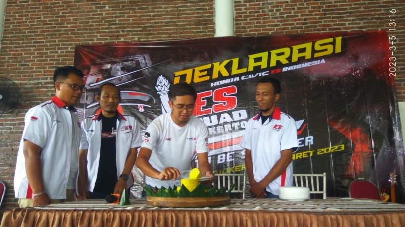 SIMBOLIS: Deklarasi ES Squad Mojokerto secara simbolis dengan pemotongan tumpeng.