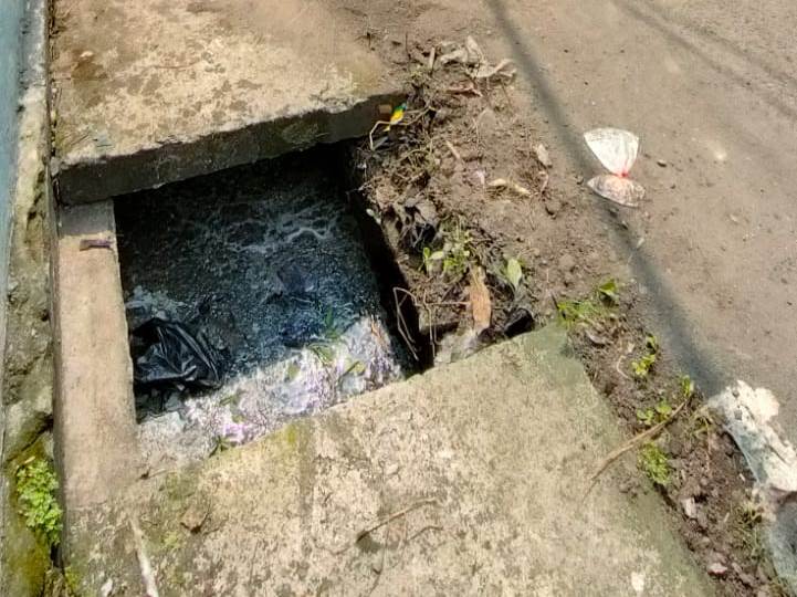 TERSUMBAT: Saluran air di lingkungan Kalimati GG III, Kelurahan Jagalan, Kecamatan Kranggan tak berfungsi normal akibat banyak sumbatan sampah, kemarin (12/3).