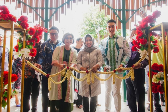 DIRESMIKAN: Wali Kota Ika Puspitasari dan anggota DPR RI Komisi XI Indah Kurniawati beserta ketiga owner Aroma Padang menggunting pita sebagai simbolis grand opening, Sabtu (18/3). (Indah/JPRM)