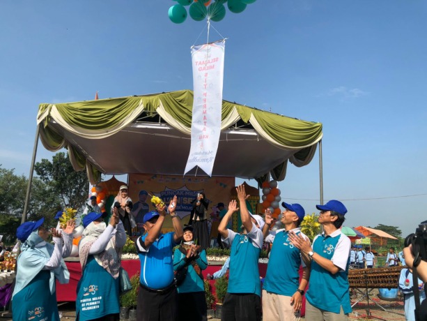 SUKACITA: Segenap perwakilan SIT Permata Mojokerto dan Kepala Dikbud Kota Mojokerto melepaskan balon sebagai simbolis puncak perayaan milad ke-23, Minggu (19/3). (ndah/JPRM)