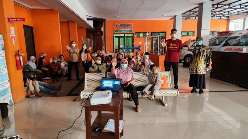 WASPADA: Sejumlah orang tua menyimak pemaparan materi bahaya penyakit TBC di RSUD Prof dr Soekandar, Jumat (24/3).