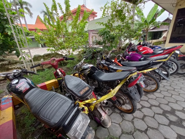 DISITA: Belasan motor balap liar diamankan di Mapolsek Bangsal dari Jalan Raya Pacing, kemarin pagi. (Yulianto Adi Nugroho/JPRM)