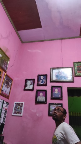 CERDIK: Plafon atap rumah Akhmad Rarojak ditembel usai dibobol pencuri yang menggasak cincin serta HP, Sabtu (25/3). (Farisma ROmawan/JPRM)