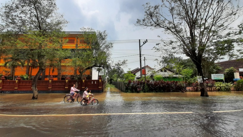 LANGGANAN: Banjir luapan di Desa Modongan, Kecamatan Sooko, Kabupaten Mojokerto, Minggu (26/3). (Rizal Amrulloh/JPRM)