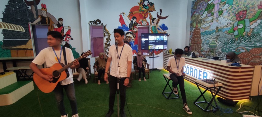 NGABUBURIT: Pengunjung berkolaborasi menyanyikan musik akustik di Darmo Corner JPRM Sunrise Mall Kota Mojokerto, akhir Maret lalu. (Arief Hikmawan/JPRM)