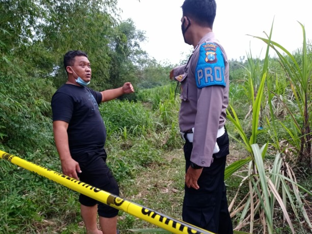 MENUNGGU IDENTIFIKASI: Petugas Polsek Bangsal mengamankan TKP penemuan mayat di ladang tebu di Desa Sumberwono, Kecamatan Bangsal, Kabupaten Mojokerto, Senin (27/3) sore. (Yulianto Adi Nugroho/JPRM)