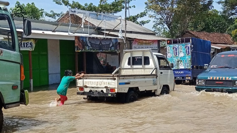 MACET: Jalan alternatif Mojokerto ke Jombang via Modongan-Sumobito mengalami banjir. Akibatnya kendaraan yang menerobos banyak mengalami mogok, Rabu (22/3) pagi. (Yulianto Adi Nugroho/JPRM)