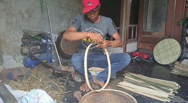 KREATIF: Perajin tampah di Dusun Jati Ombo, Desa Centong, Kecamatan Gondang, Kabupaten Mojokerto, sedang melakukan produksi. (Yulianto Adi Nugroho/JPRM)
