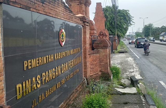 BERMASALAH: Kantor Dispari Kabupaten Mojokerto di Jalan Raya Bypass, Desa Brangkal, Kecamatan Sooko, kemarin. Dana kegiatan operasi pasar dalam program GPM selama tahun lalu disoal. (Yulianto Adi Nugroho/JPRM)