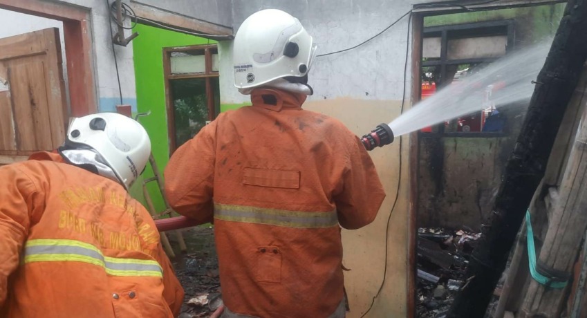 PENANGANAN: Petugas Damkar Kabupaten Mojokerto memadamkan kebakaran di Dusun Kebonagung, Desa Segunung, Kecamatan Dlanggu, Kabupaten Mojokerto, kemarin. (Yulianto Adi Nugroho/JPRM)