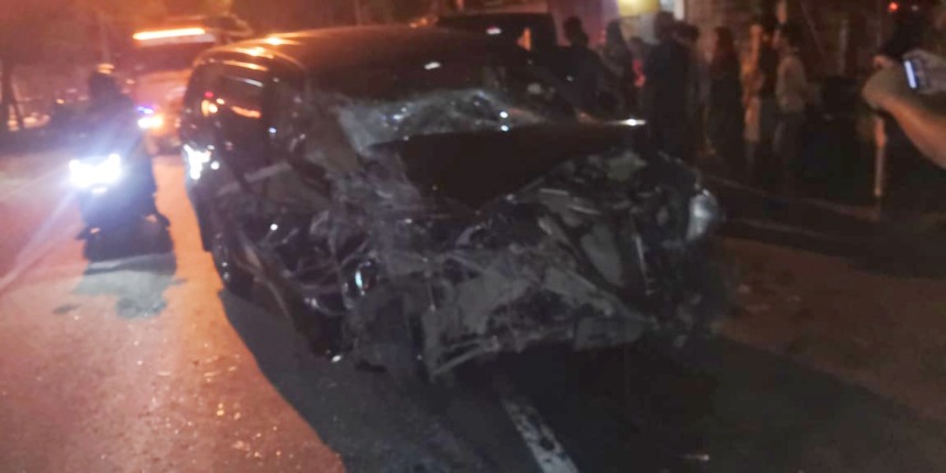 RINGSEK: Kondisi mobil usai terlibat kecelakaan di Jalan Raya Desa Pacing, Kecamatan Bangsal, Kabupaten Mojokerto, Rabu malam (22/3). (Yulianto Adi Nugroho/JPRM)