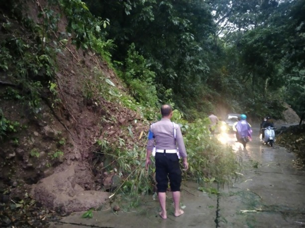 DARURAT: Petugas melakukan penanganan tebing longsor di jalur penghubung Pacet-Trawas, Sabtu (4/3). (Yulianto Adi Nugroho/JPRM)