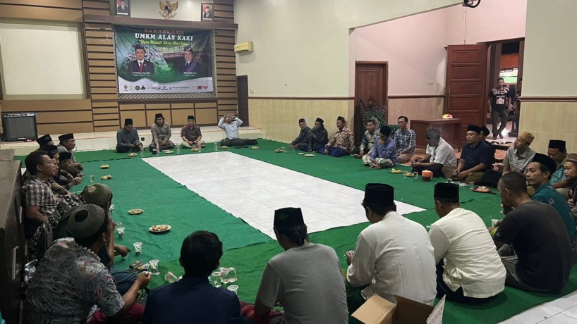 GUYUB: Acara Sarasehan UMKM Alas Kaki Desa Medali, Kecamatan Puri, Kabupaten Mojokerto, tadi malam. (Yulianto Adi/JPRM)