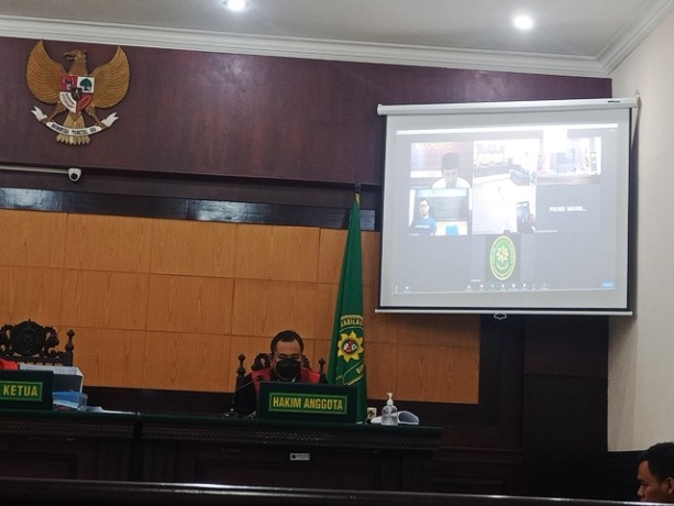 TAK KAPOK: Terdakwa mengikuti persidangan secara online di PN Mojokerto, kemarin. (Yulianto Adi Nugroho/JPRM)