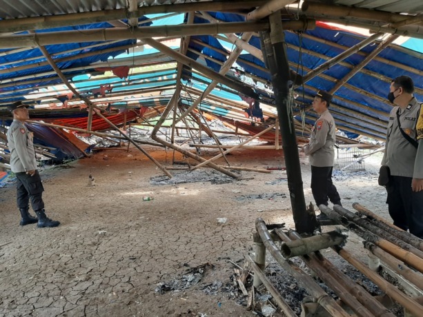 DITUTUP TOTAL: Polisi meninjau dan membakar sisa bangunan di arena judi sabung ayam di Desa Brayublandong, Kecamatan Dawarblandong, Kabupaten Mojokerto, kemarin. (Yulianto Adi Nugroho/JPRM)