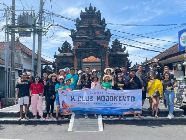 SINERGI: Karyawan M Club Mojokerto saat melakukan studi banding ke Atlas Beach Festival, Bali. (M Club Mojokerto for JPRM)