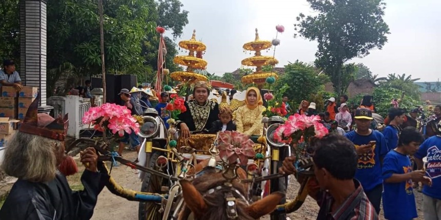 LESTARIKAN BUDAYA: Kades Medali Miftahuddin bersama istri menaiki kereta kencana dalam Kirab Budaya yang digelar Desa Medali pada tahun 2019 lalu. (Yulianto Adi Nugroho/JPRM)