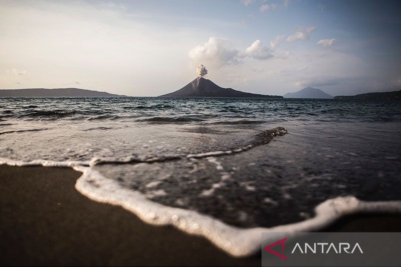 Arsip - Gunung Anak Krakatau yang mengeluarkan material vulkanik terlihat dari kawasan Kalianda, Lampung Selatan. (ANTARA FOTO/Atet Dwi Pramadia/wpa/ama/pri)