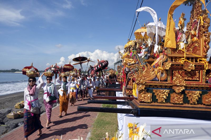 Umat Hindu membawa benda sakral saat upacara Melasti di Pantai Padang Galak, Denpasar, Bali, Sabtu (18/3/2023). Upacara yang bertujuan menyucikan diri dan alam tersebut merupakan rangkaian dari Hari Raya Nyepi Tahun Baru Saka 1945 yang jatuh pada Rabu (22