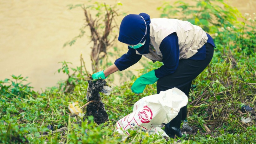 CINTA KEBERSIHAN: Anggota Kwartir Cabang Gerakan Pramuka Kota Mojokerto ikut kegiatan Prokasih yang diselenggarakan DLH Kota Mojokerto.