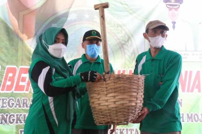 KOMITMEN BERSAMA: Bupati Ikfina Fahmawati bersama Kepala DLH Kabupaten  Mojokerto Zaqqi dan segenap unsur masyarakat peduli sampah pada peringatan HPSN 2022 di Pendapa Graha Maja Tama, Pemkab Mojokerto.