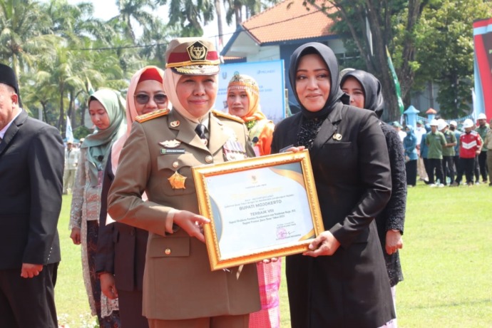 APRESIASI: Bupati Mojokerto Ikfina Fahmawati menerima penghargaaan sebagai Bupati Pembina Terbaik VIII Keselamatan dan Kesehatan Kerja (K3) Tingkat Provinsi Jawa Timur dari Gubernur Khofifah Indar Parawansa di Surabaya, Kamis (12/1). (Rizal Amrulloh/JPRM)