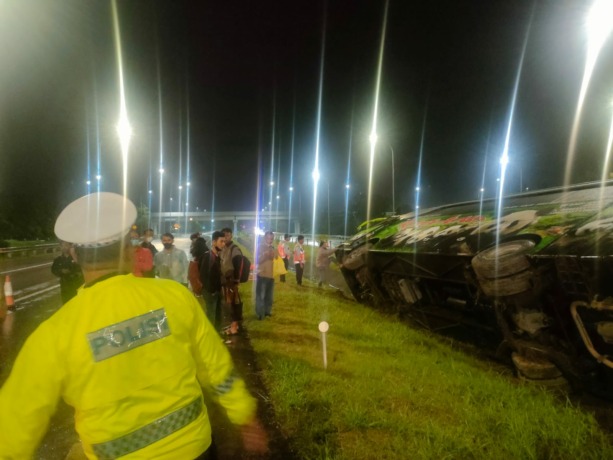 TUNGGAL: Bus Restu jurusan Madiun-Surabaya terguling di median tol Jombang-Mojokerto (jomo) KM 707 Desa/Kecamatan Gedeg, Jumat (3/3). (dok PJR Dirlantas Polda Jatim for JPRM)