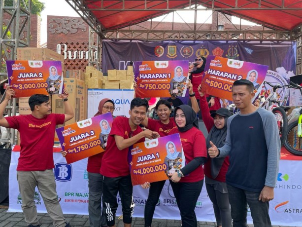 JUARA: Wartawan JPRM Khudori Aliandu mendapat juara pertama Lomba Berita Jurnalistik peringatan HPN 2023, Sabtu (4/3). (Farisma Romawan/JPRM)