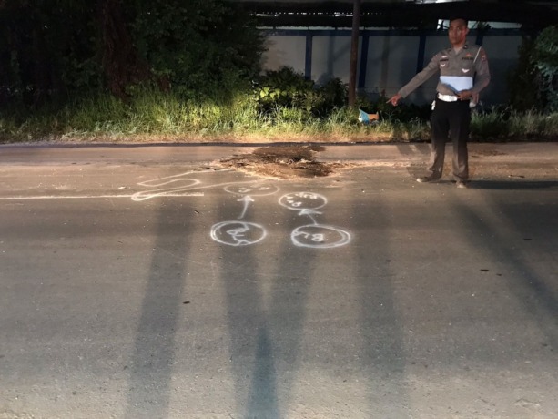NAHAS: Petugas Satlantas Polres Mojokerto Kota menandai lokasi jatuhnya korban kecelakaan beruntun di Jalan Raya Desa Perning, Kecamatan Jetis, Kabupaten Mojokerto, Jumat (3/3) malam. (dok Satlantas Polres Mojokerto Kota for JPRM)