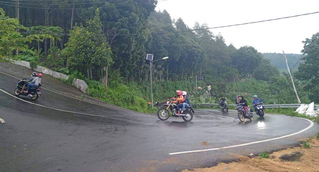 EKSTREM: Pengguna jalan melintas di jalur Pacet-Cangar, Kecamatan Pacet, Kabupaten Mojokerto, beberapa waktu lalu. (dok JPRM)
