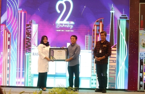 PRESTASI: Direktur Utama Jawa Pos Radar Leak Kustiyo didampingi Direktur JPRM M. Nur Kholis saat menyerahkan JPRM Award 2023 ke Bupati Mojokerto Ikfina Fahmawati saat resepsi HUT Ke-22 Jawa Pos Radar Mojokerto, di Ayola Sunrise Hotel, kemarin. (Sofan Kurn