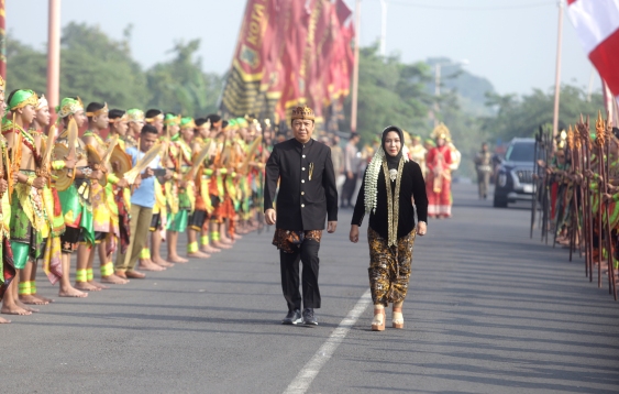 EPIK: Wali Kota Ika Puspitasari bersama suami Supriyadi Karima Saiful saat pembukaan Mojotirto Festival, Senin (20/3). (Sofan Kurniawan/JPRM)