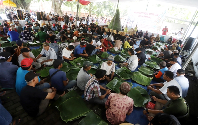 NYADRAN: Ratusan warga mengikuti tradisi Nyadran di Lingkungan Kemasan Blooto Kota Mojokerto kemarin.  Nyadran merupakan tradisi ziarah ke makam leluhur dan kenduri bersama yang dilaksanakan pada bulan sya’ban pada kalender hijriyah. (Sofan Kurniawan/JPRM