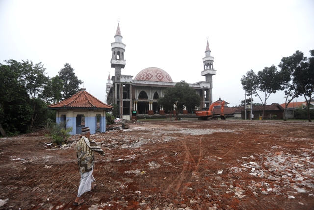 TINGGAL KENANGAN: Masjid Besar Darussalam lama telah rata dengan tanah dan hanya menyisakan bangunan fisik berupa tempat wudu. Sebagian ornamen yang bernilai sejarah juga akan dipindah ke dalam masjid baru. (Sofan Kurniawan/JPRM)