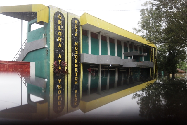 DITINGKATKAN: Pemkot Mojokerto bakal meningkatkan Jalan Balongcangkring–Rejoto yang nantinya menjadi salah satu akses menuju Wisata Bahari, di kawasan sungai Ngotok, Kelurahan Pulorejo. (Sofan Kurniawan/JPRM)