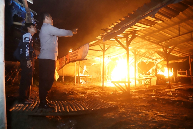 NIHIL TEMUAN: Polisi membakar arena judi sabung ayam di Desa Brayublandong, Kecamatan Dawarblandong, Senin (7/3). (Sofan Kurniawan/JPRM)
