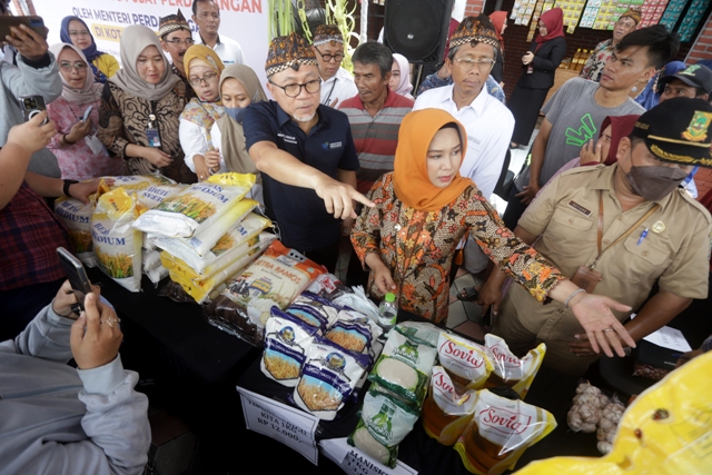 STABIL: Mendag RI Zulkifli Hasan didampingi Wali Kota Ika Puspitasari memborong sembako untuk dibagikan ke masyarakat dalam peresmian Pasar Rakyat Ketidur, Kelurahan Surodinawan, Kecamatan Prajurit Kulon, Senin (20/3). Zulkifli juga mamastikan harga kebut