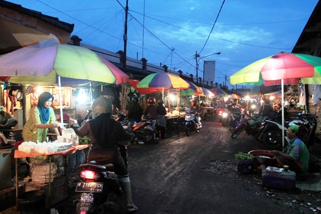 KUMUH: Kondisi Pasar Tanjung Anyar yang menjadi pasar induk satu-satunya milik Pemkot Mojokerto sudah tidak layak dan overload. (Sofan Kurniawan/JPRM)