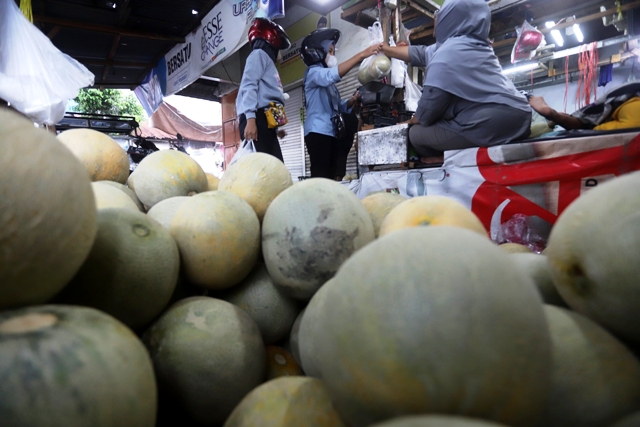 BUAH SEGAR: Hari pertama Ramadan, permintaan buah meningkat. Seperti yang terpantau di Pasar Tanjung Anyar Kota Mojokerto, kemarin. (Sofan Kurniawan/JPRM)