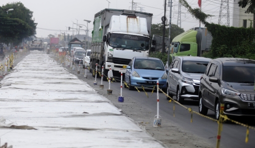 ANTREAN PANJANG: Kendaraan angkutan barang antre saat melintas di Bypass Kota Mojokerto yang sedang dicor, tepatnya di Kelurahan Gunung Gedangan, Kecamatan Magersari, Kamis (16/3). (Sofan Kurniawan/JPRM)