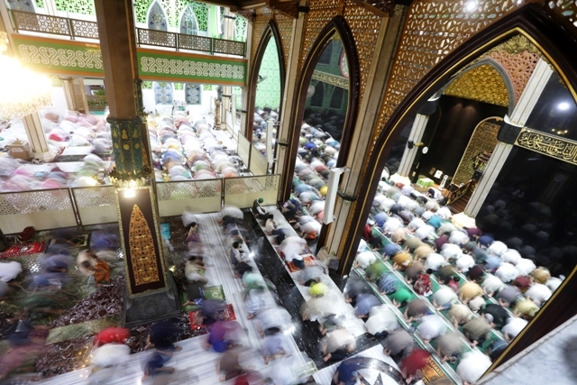 PERDANA: Umat muslim di Kota Mojokerto tengah menjalankan ibadah salat tarawih perdana bulan Ramadan 2023 di Masjid Agung Al Fattah Kota Mojokerto, tadi malam. (Sofan Kurniawan/JPRM)