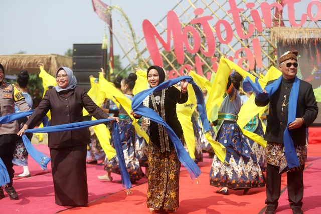 LINCAH: Wali Kota Ika Puspitasari bersama tamu udangan menari bersama ratusan penari perwakilan siswa SMP menjadikan Mojotirto Festival yang berlangsung di kawasan Sungai Ngotok, Jembatan Rejoto, Kecamatan Prajurit Kulon, Kota Mojokerto. (Sofan Kurniawan/