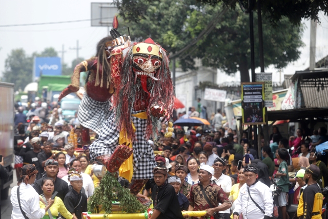 TRADISI: Prosesi upacara Tawur Agung Kesanga dengan pawai ogoh-ogoh di Desa Pohjejer, Kecamatan Gondang, Kabupaten Mojokerto, kemarin. (Sofan Kurniawan/JPRM)