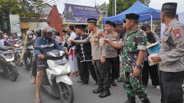 DAMAI: Kapolres Mojokerto Kota, AKBP Wiwit Adisatria bersama 9 wakil perguruan silat berbagi takjil bersama di depan mapolres, Kamis (30/3). (Farisma Romawan/JPRM)