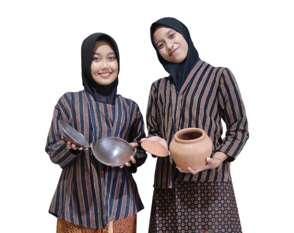 KULTUR LOKAL: Aulia Wahyu (kanan) dan Dyah Retno menyiapkan kuali dan joroh tanah liat untuk pembuatan serabi di rangkaian ruwat dusun di lingkungan Kemasan, Kelurahan Blooto, Kecamatan prajurit Kulon. (Farisma Romawan/JPRM)