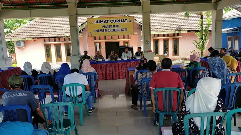 MENGELUH: Warga Desa Banjarsari, Kecamatan Jetis menyampaikan aspirasinya di hadapan petugas Polsek Jetis saat Jumat Curhat kemarin. (Farisma Romawan/JPRM)