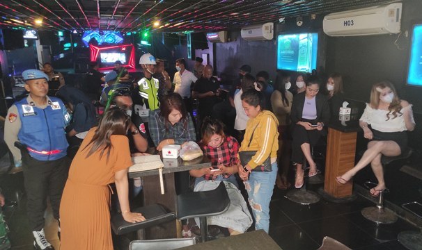 DISISIR: Sejumlah wanita pemandu lagu dicek barang bawaannya oleh petugas Polres Mojokerto Kota saat razia di tempat hiburan, Senin (20/3) malam. (Farisma Romawan/JPRM)