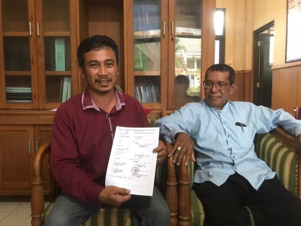 AKTIF: Ketua 2 STIT Raden Wijaya Kota Mojokerto, Tamyizul Ibad menunjukkan akta kepengurusan kampus usai penetapan tersangka imbas dualisme kepengurusan. (Farisma Romawan/JPRM)