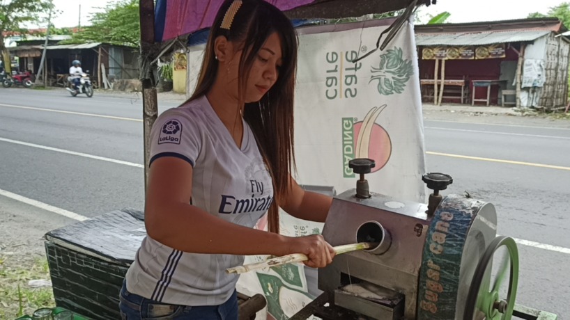 SEPI: Wulan, seorang penjual es tebu memilih tetap berjualan meski omzet selama Ramadan ini mengalami penurunan. (Galih Dewa for Jawa Pos Radar Mojokerto)
