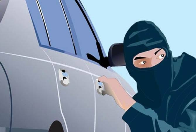 Ilustrasi pencurian uang dalam mobil. (dok JawaPos.com)
